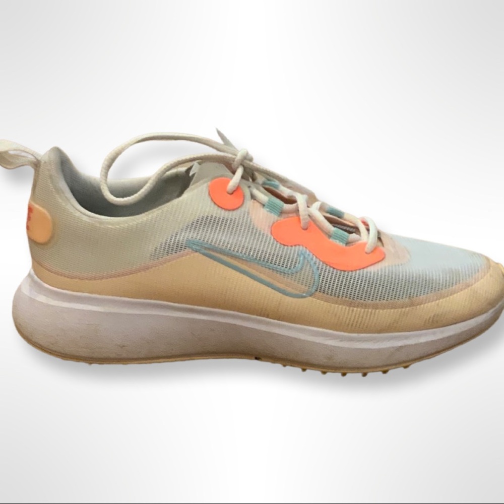Nike woman’s size 6.5 cute golf shoes good condition🤍